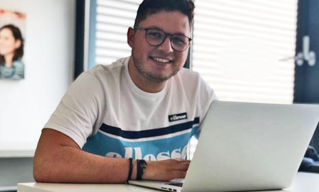 Janik studiert an der ISM Dortmund