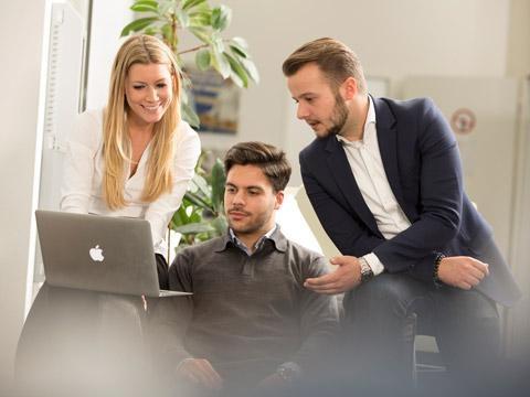 Unterwegs oder zu Hause am zweifachen Abschluss arbeiten: ab dem Wintersemester 2020 möglich. Unterwegs oder zu Hause am zweifachen Abschluss arbeiten: ab dem Wintersemester 2020 möglich.
